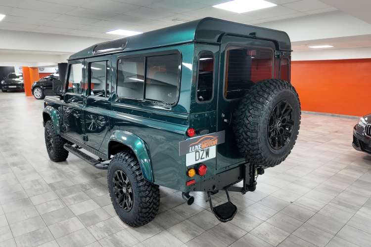 Land-Rover Defender