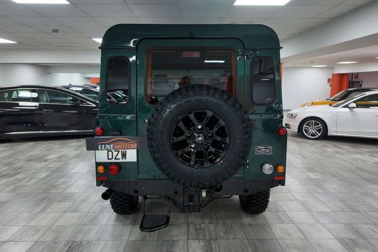 Land-Rover Defender