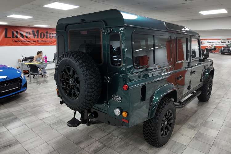 Land-Rover Defender