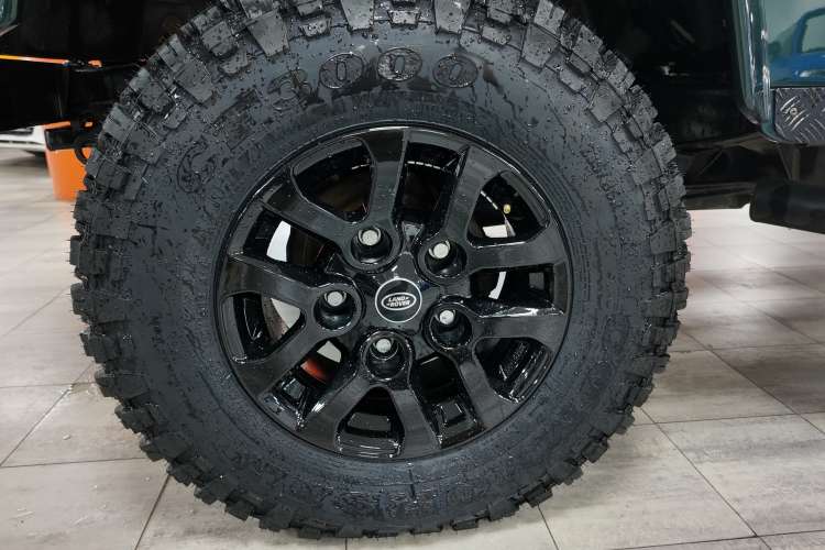 Land-Rover Defender