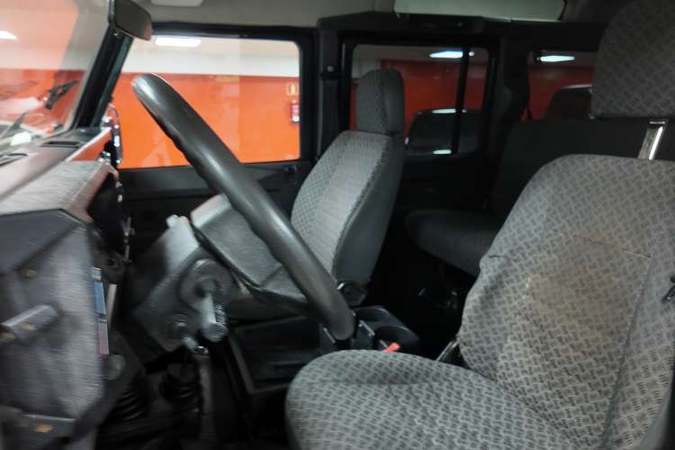 Land-Rover Defender