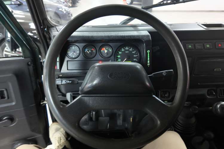 Land-Rover Defender