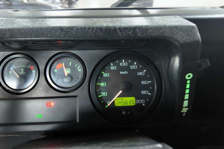 Land-Rover Defender