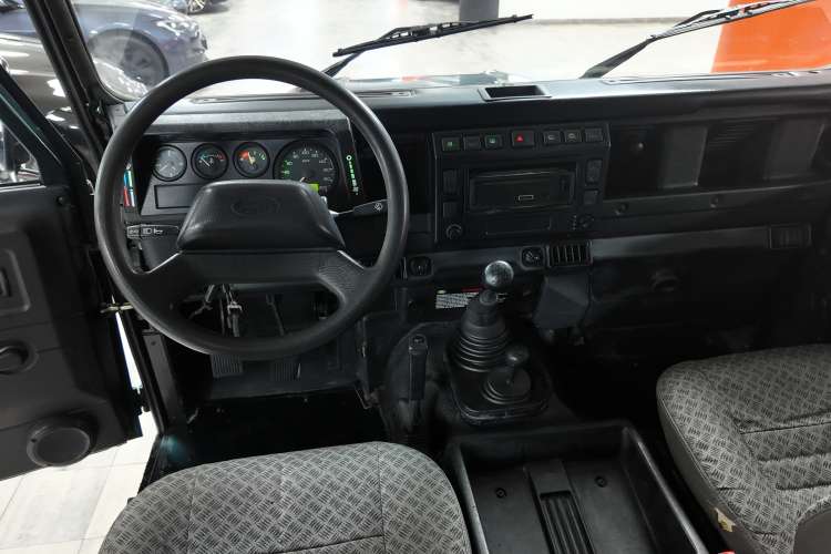 Land-Rover Defender