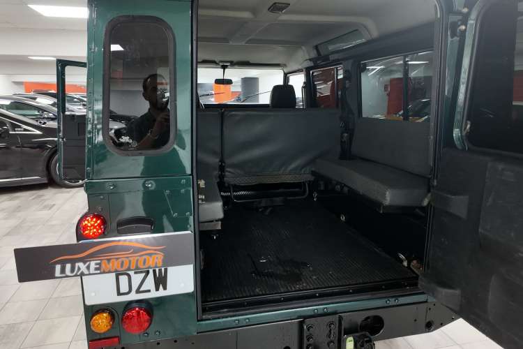 Land-Rover Defender