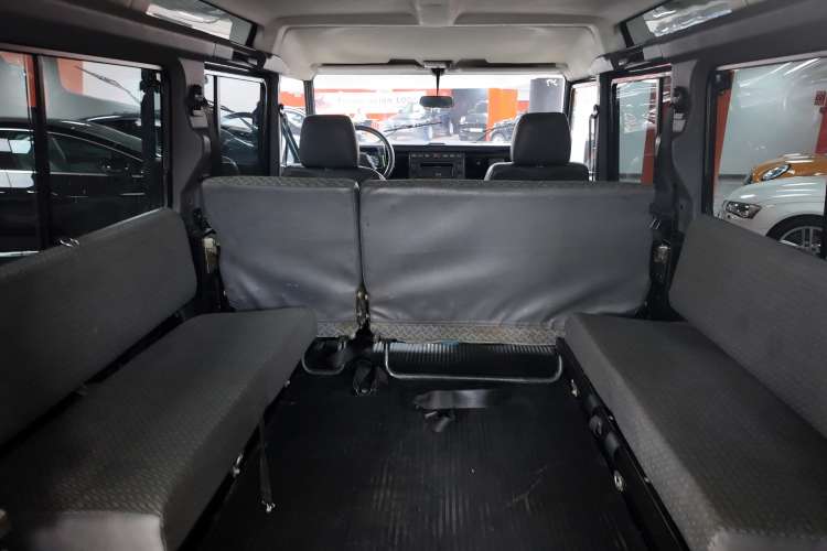 Land-Rover Defender