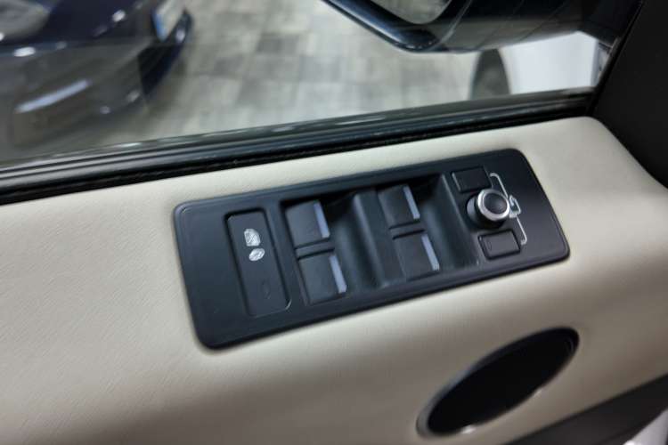 Land-Rover Range Rover Sport