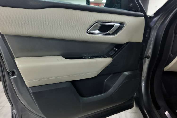 Land-Rover Range Rover Velar